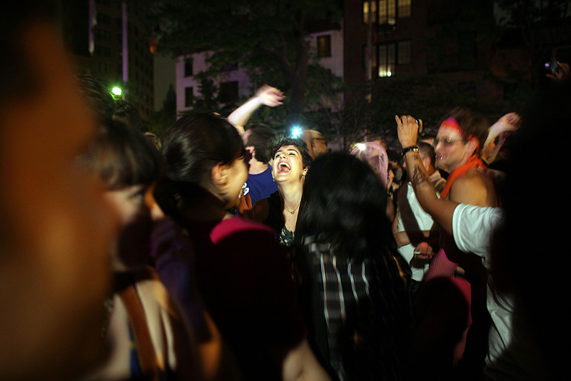 Illustration for article titled New Yorkers Take to the Streets to Celebrate Gay Marriage Vote